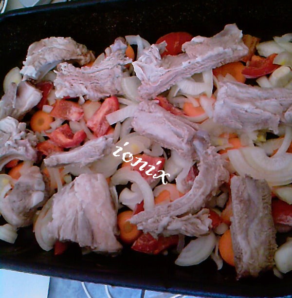 Coaste de porc cu legume la cuptor