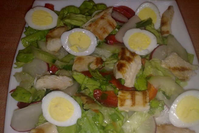 Salata cu pui si oua de prepelita