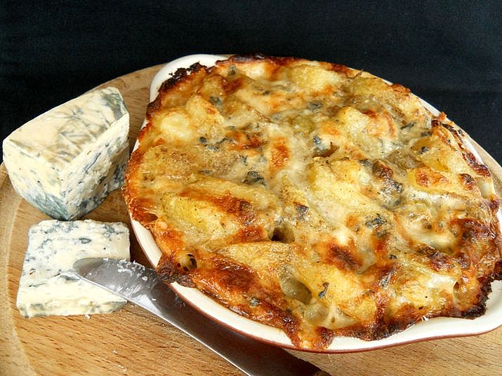 Cartofi gratinaţi cu sos blue cheese