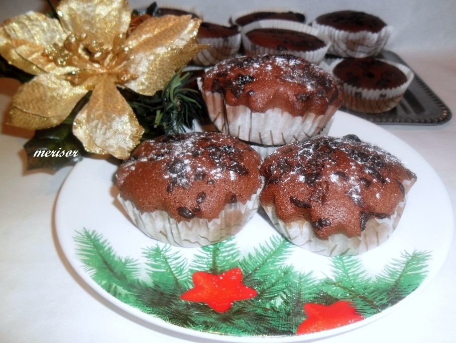 Muffins cu stafide si paiete de ciocolata