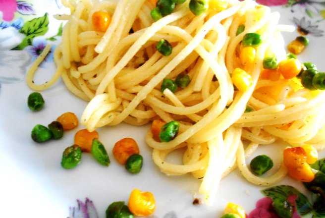 Spaghete cu legume si sos de usturoi