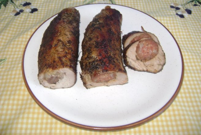 Muşchiuleţ de porc umplut cu şunculiţă sau cârnaţi