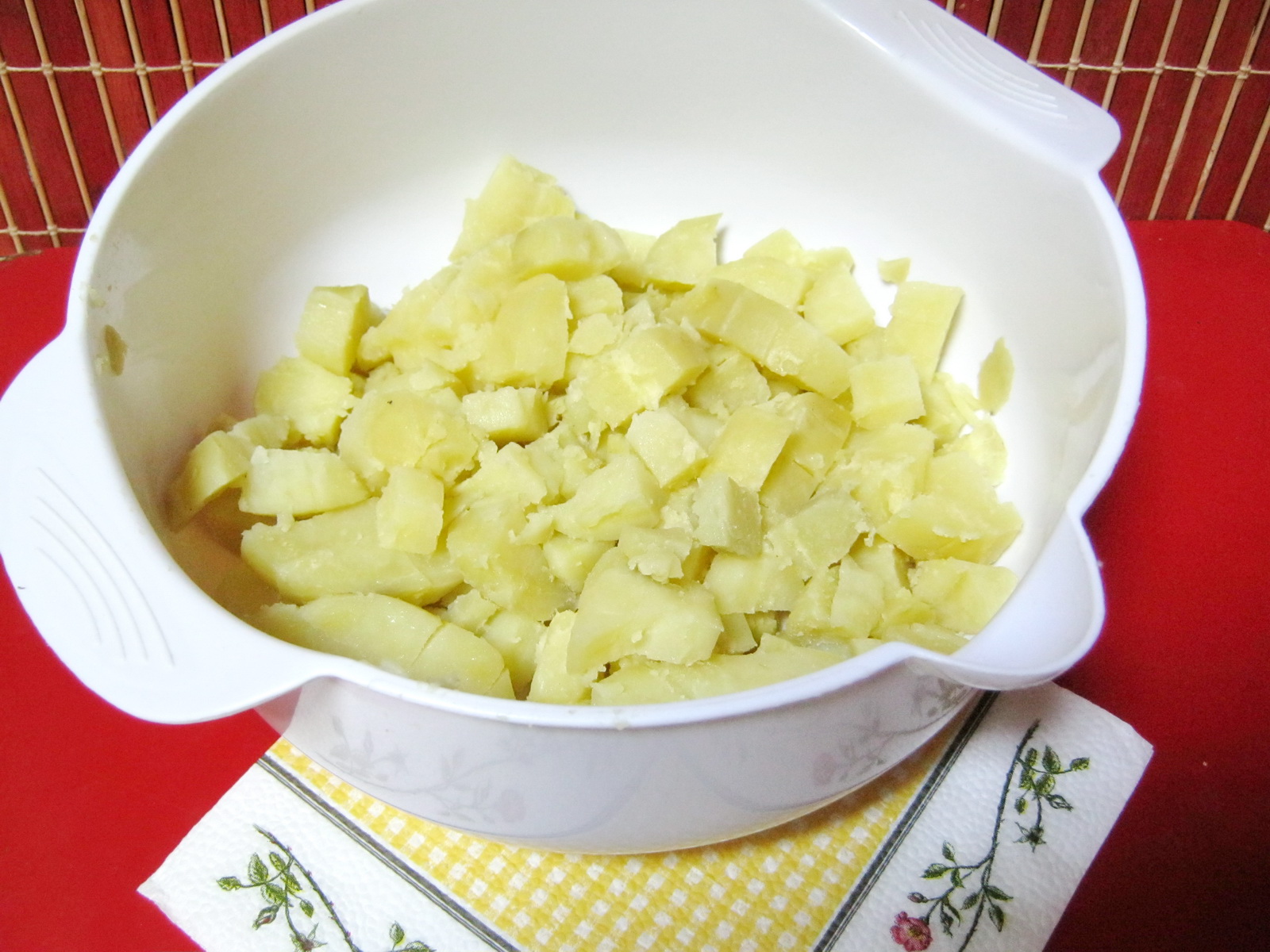 Salata de cartofi cu somon afumat si sos
