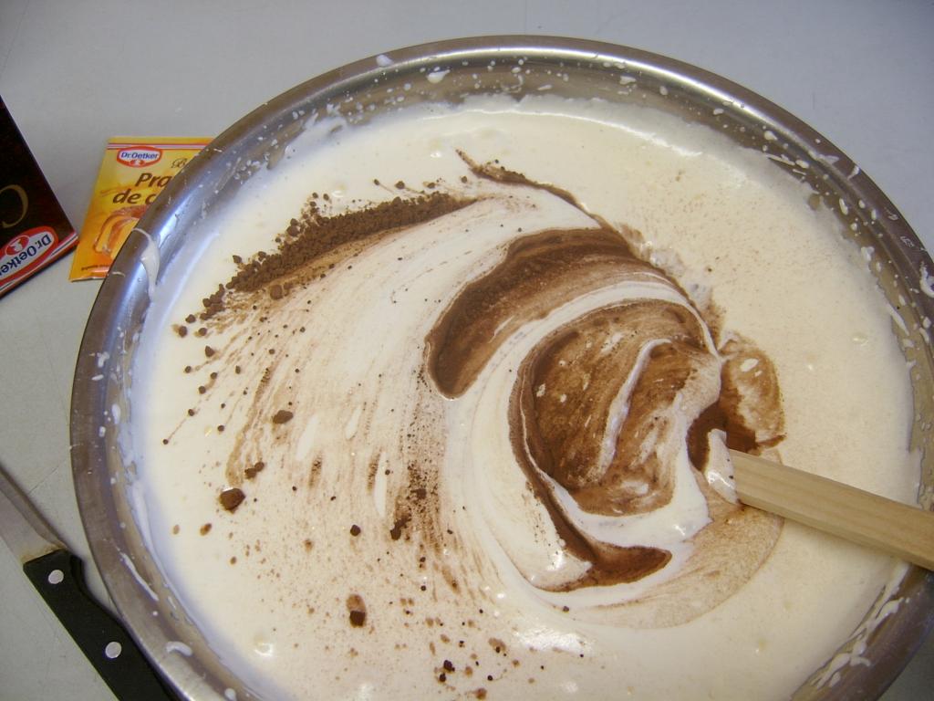 Chec de cacao si crema de iaurt cu cirese