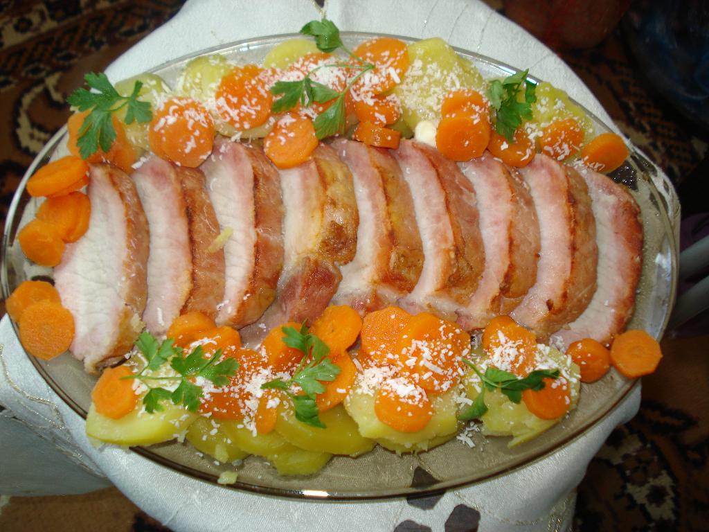Muschi afumat ,la cuptor cu morcovi si cartofi fierti