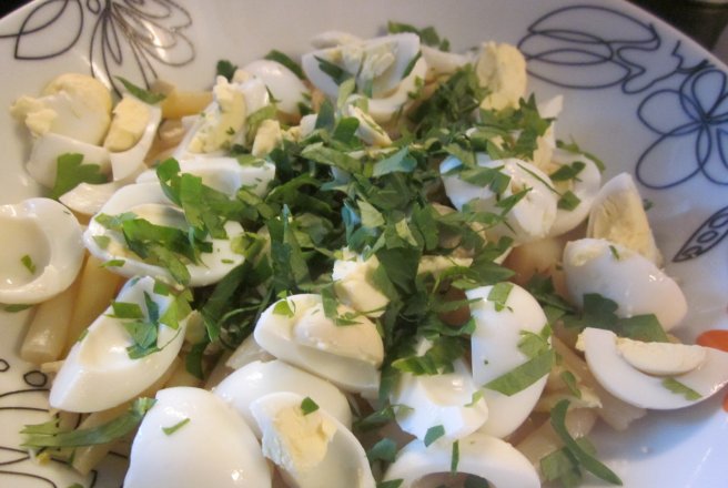 Salată de sparanghel cu ouă de prepeliță