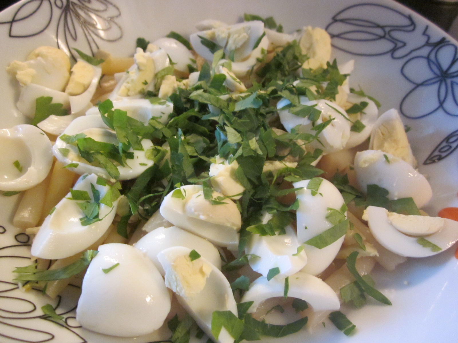 Salată de sparanghel cu ouă de prepeliță