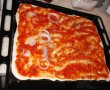 Pizza cu carnati si rosii-7