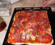 Pizza cu carnati si rosii-9
