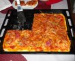 Pizza cu carnati si rosii-13