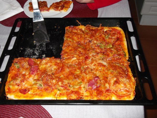 Pizza cu carnati si rosii