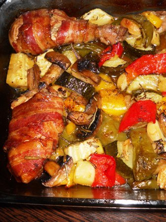 Pulpite-n bacon cu garnitura de legume la cuptor