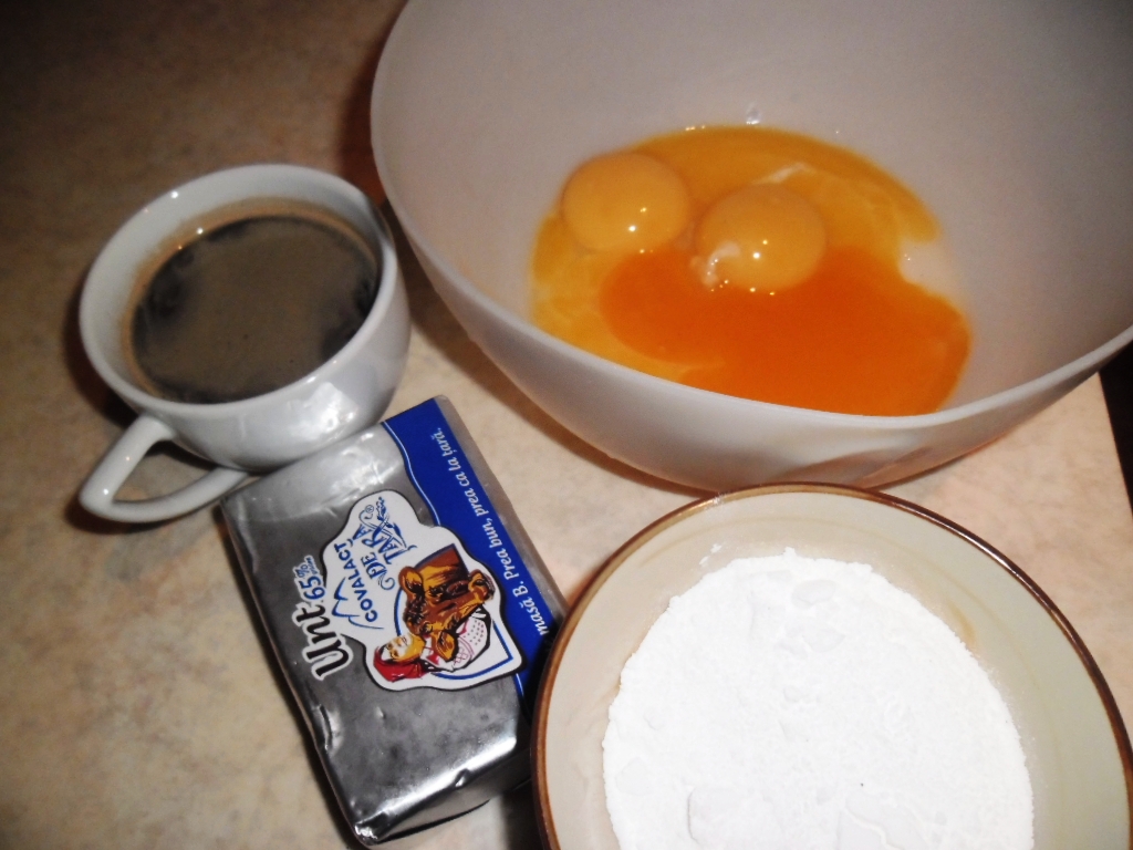 Negresa insiropata cu crema de galbenusuri si cafea