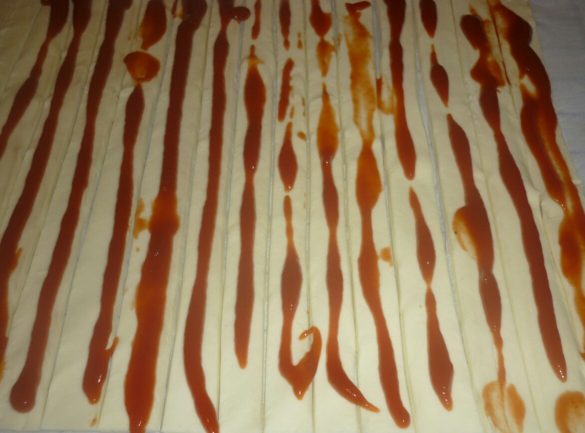 Spirale in aluat de foietaj cu crenvursti si ketchup