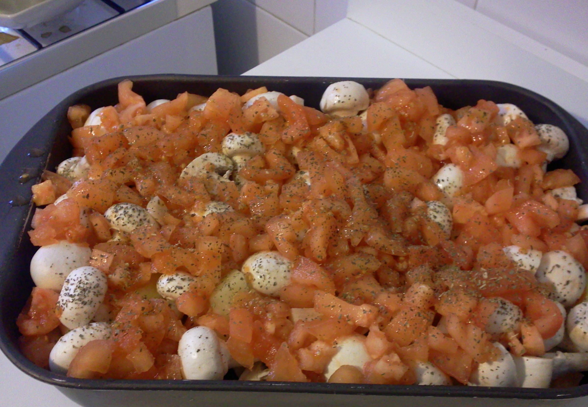 Carnati proaspeti cu cartofi si ciuperci la cuptor