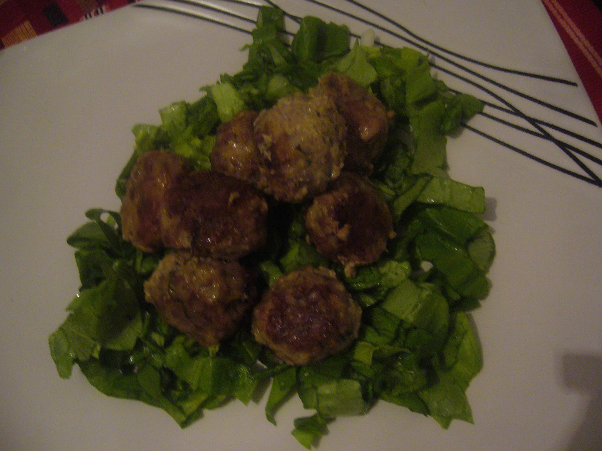 Chiftelute coapte pe pat de salata verde