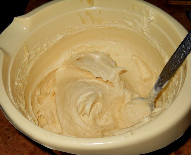 Desert tort cu blat de nuca si crema de vanilie