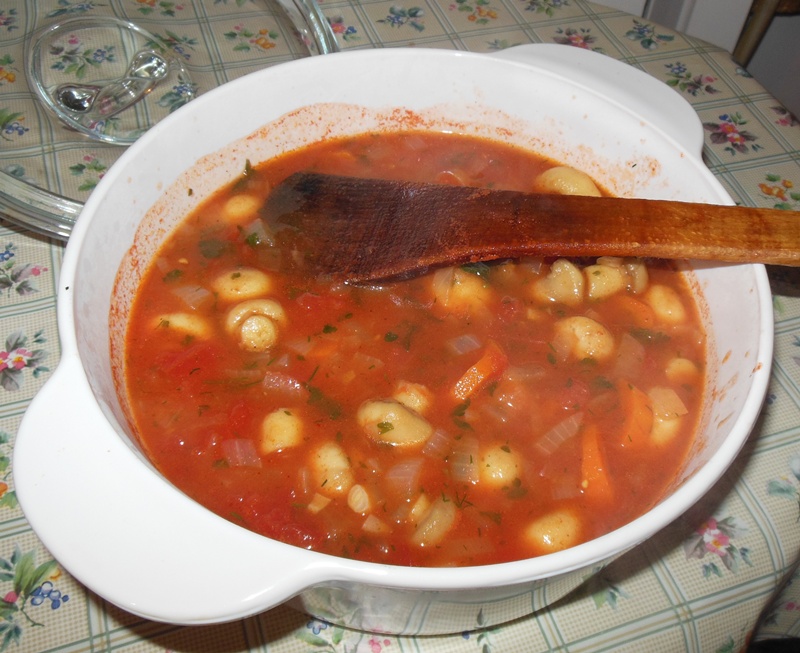 Mancare de ciuperci in sos de rosii cu cartofi