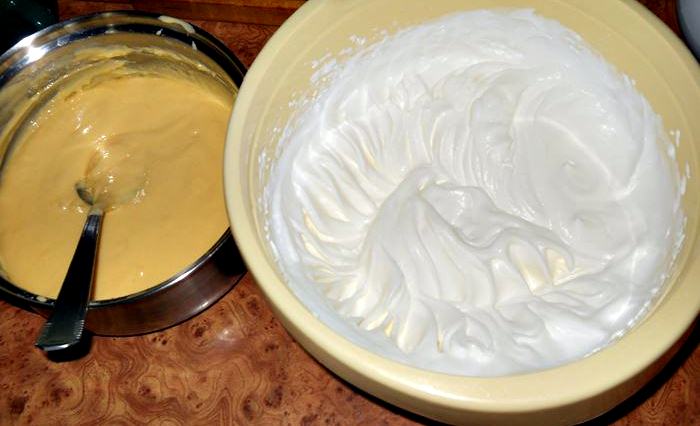 Prajitura cu crema de vanilie ,piscoturi si biscuiti