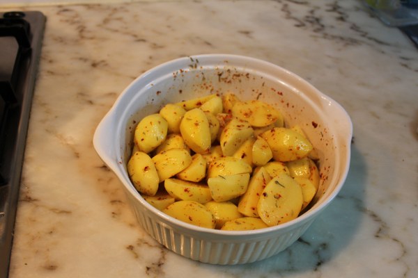 Cocos la tava cu cartofi aromati