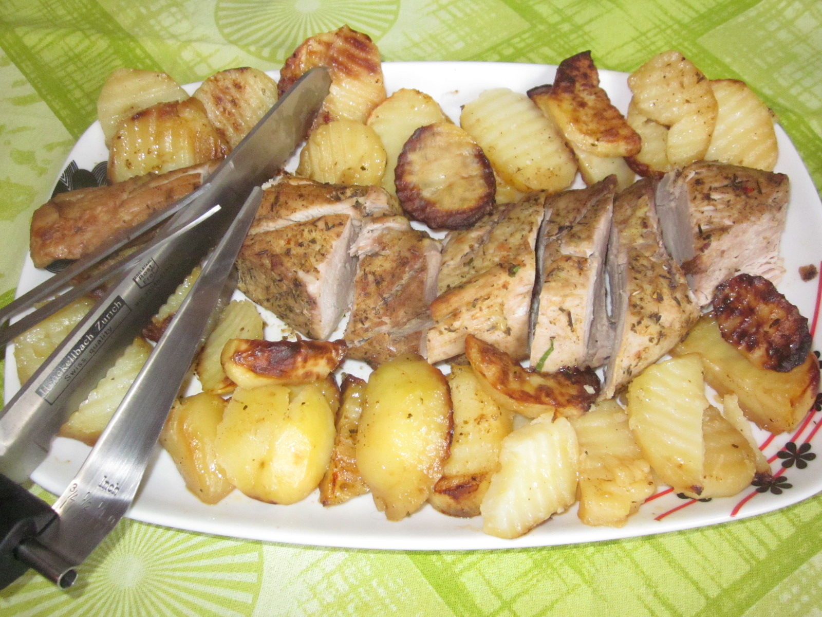 Mușchiuleț de porc cu cartofi aromați cu rozmarin
