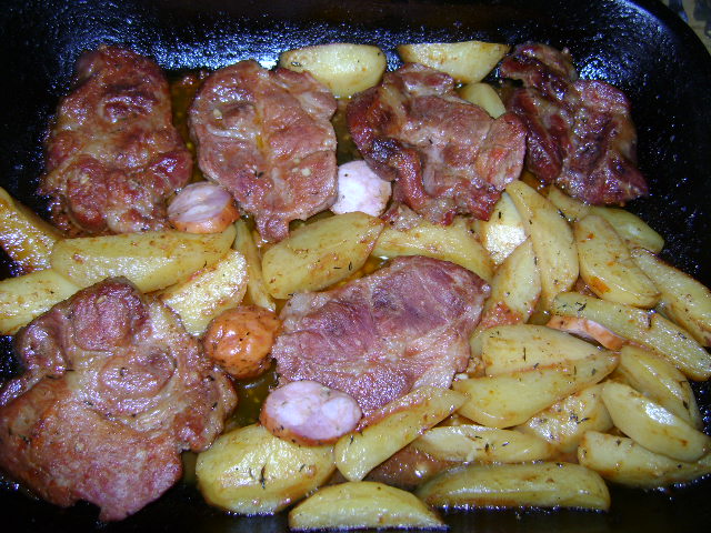 Ceafa de porc cu carnati ,cartofi si bere la cuptor