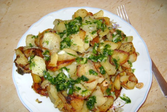 Cartofi prajiti cu cimbru si usturoi verde