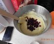 Briose(Cupcakes) pufoase cu merisoare si stafide-5
