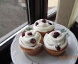 Briose(Cupcakes) pufoase cu merisoare si stafide-9