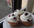 Briose(Cupcakes) pufoase cu merisoare si stafide-10