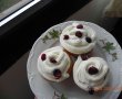 Briose(Cupcakes) pufoase cu merisoare si stafide-11