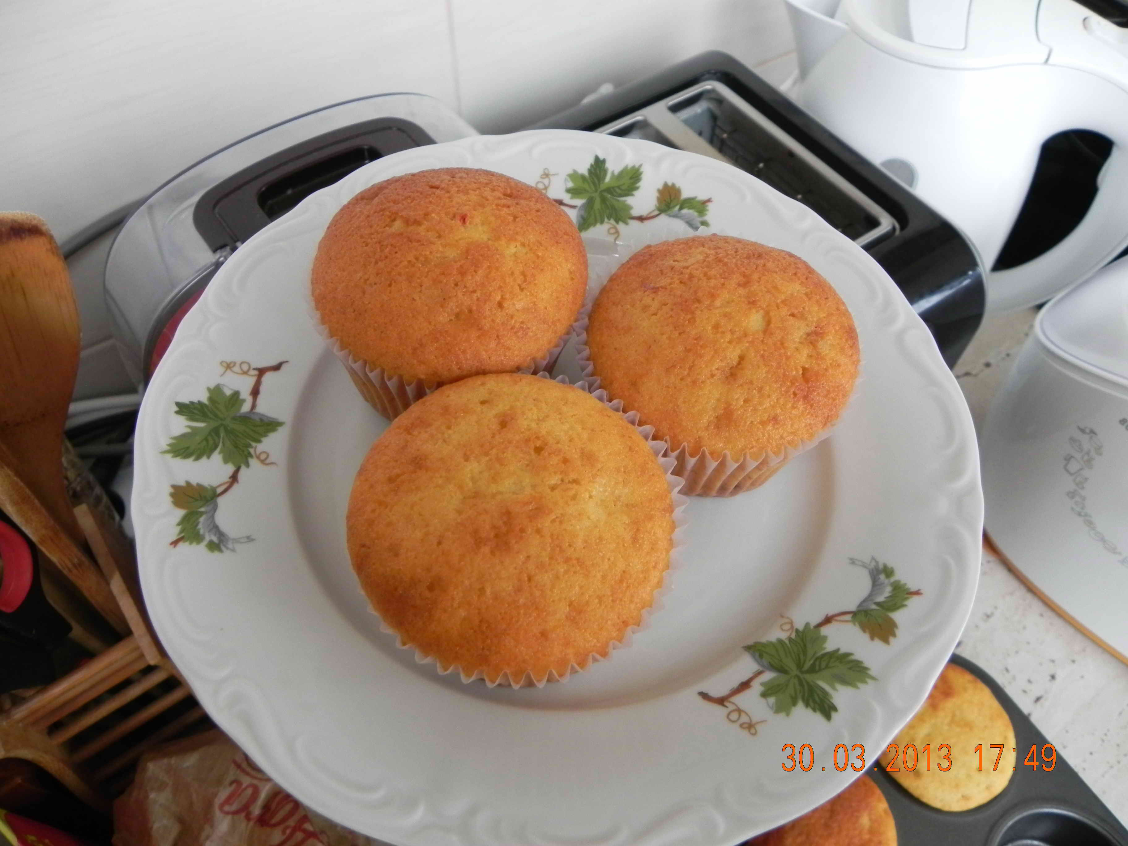 Briose(Cupcakes) pufoase cu merisoare si stafide