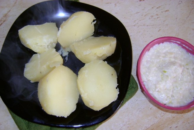 Cartofi fierti cu mujdei de usturoi