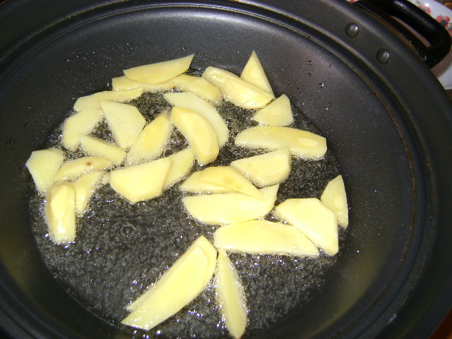 Omleta cu cartofi prajiti si ceapa verde