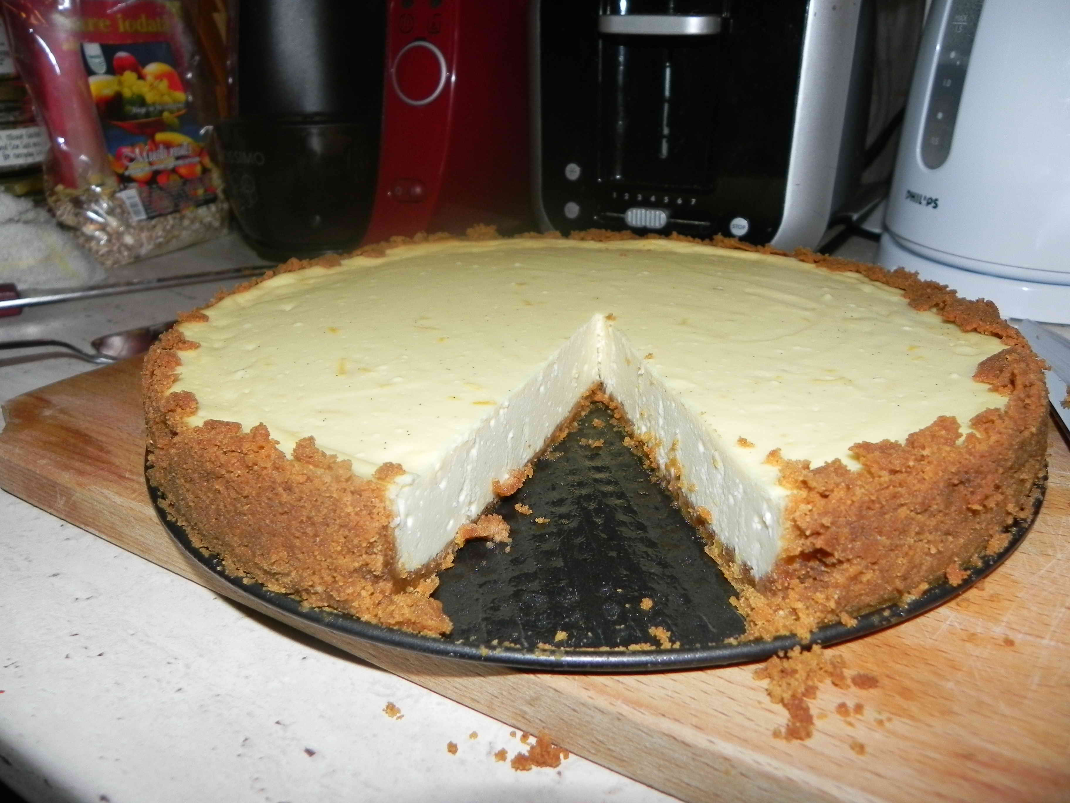 Cheesecake cu blat de biscuiti si banane caramelizate