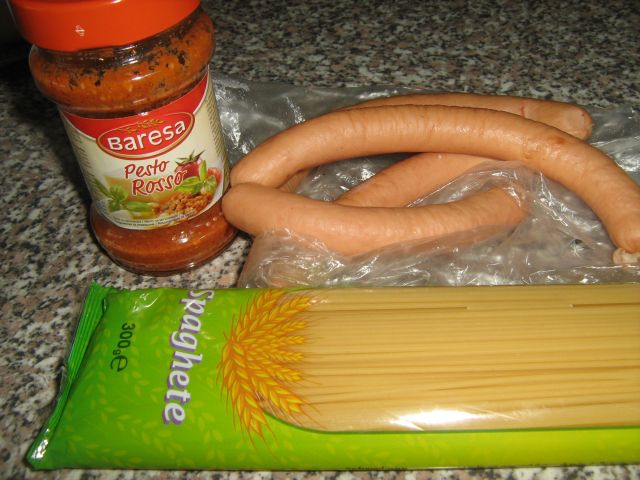 Crenvusti cu spaghete si pesto