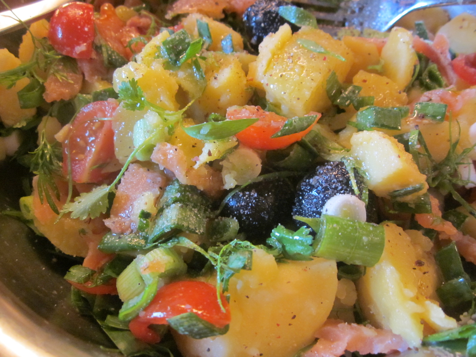 Salată de cartofi cu somon afumat și verdețuri aromate!