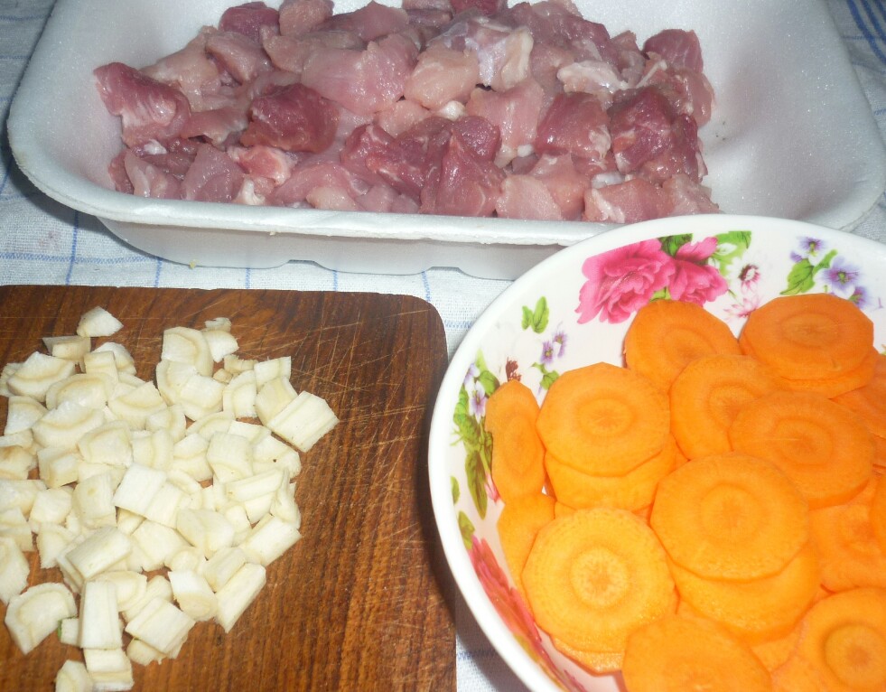 Gulas de porc cu fasole galbena pastai