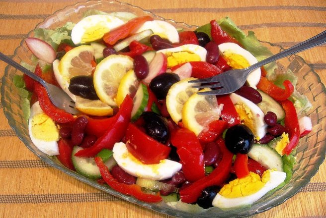 Salata cu amestec de legume proaspete si conservate