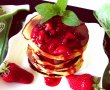 Pancakes cu jeleu de căpşuni şi coacăze roşii-1