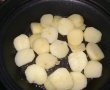 Cartofi noi fierti si prajiti cu mujdei de usturoi verde-3