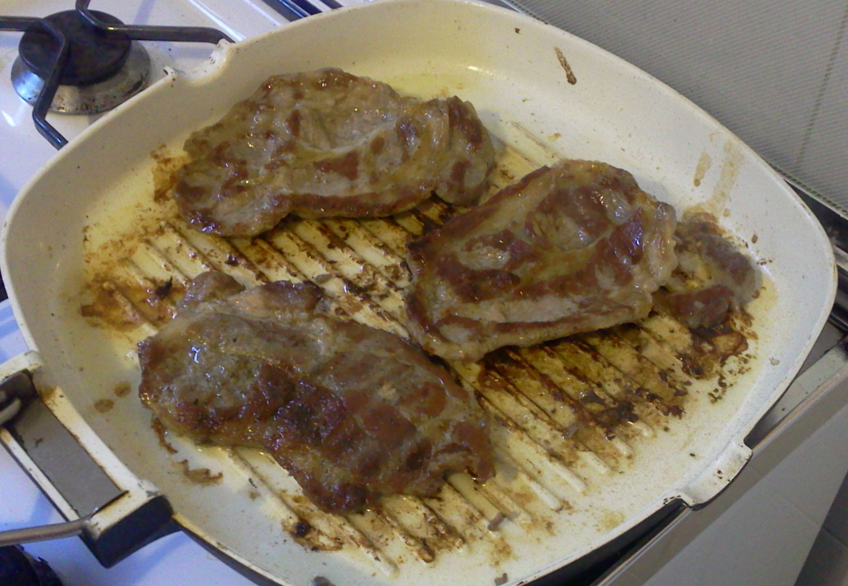Ceafa de porc la gratar cu cartofi la cuptor si salata de sfecla rosie
