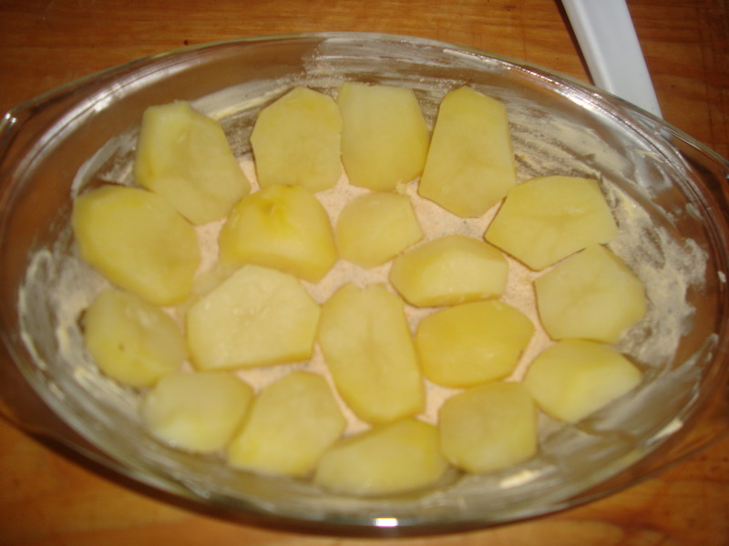 Cartofi gratinati cu pulpa de porc la cuptor