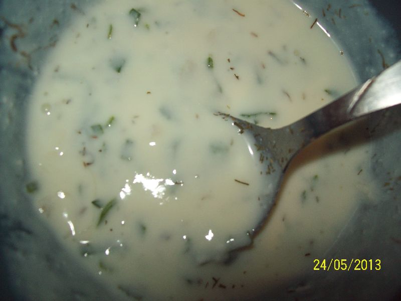 Cotlet de porc cu sos de iaurt cu usturoi verde si marar