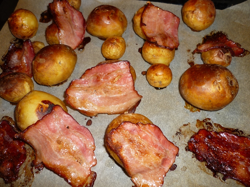 Cartofi noi cu bacon, la cuptor