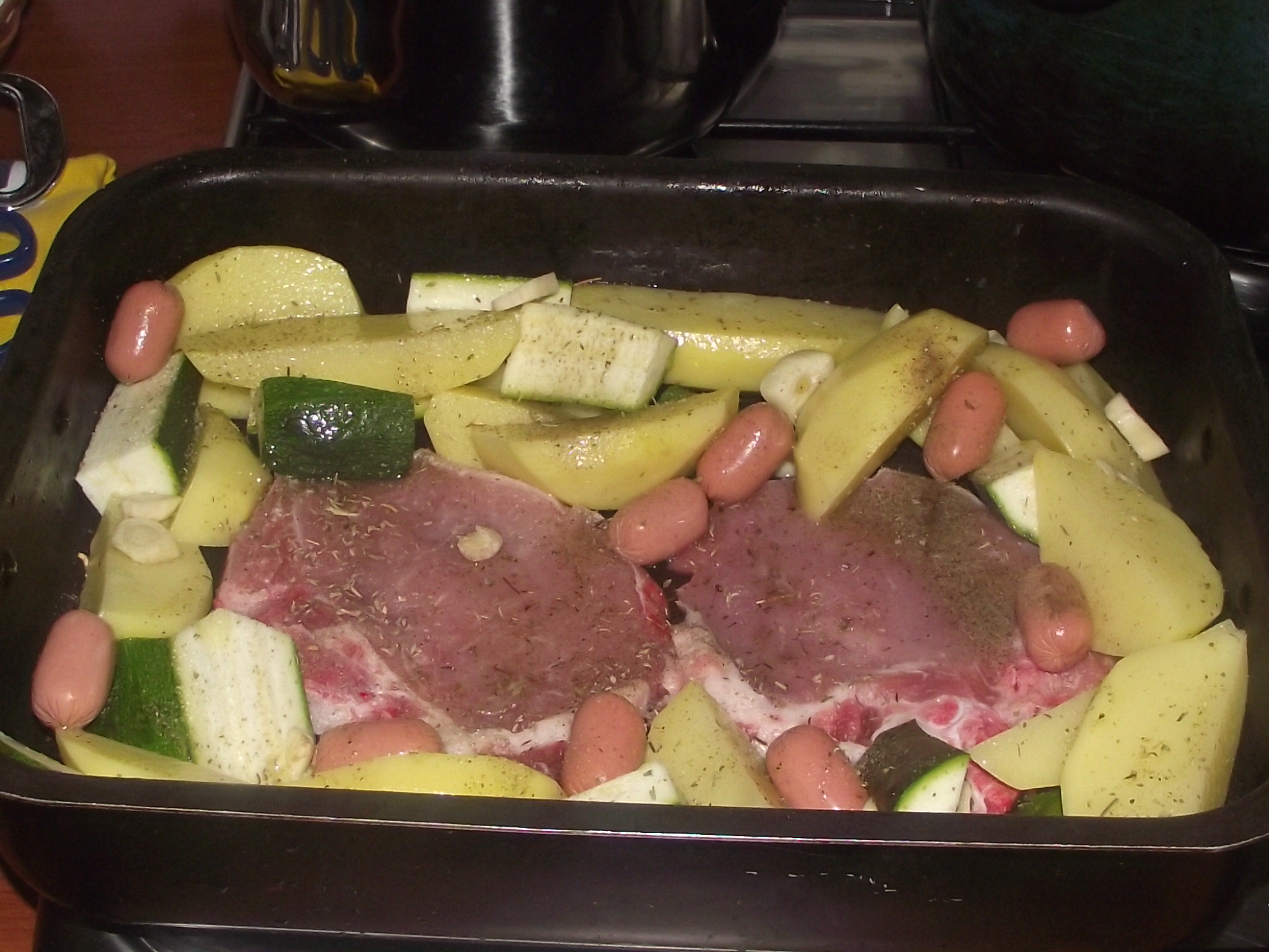 Cotlete de porc cu cartofi si zucchini la cuptor