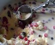 Desert cu inghetata de vanilie,bezele si fructe de padure-3