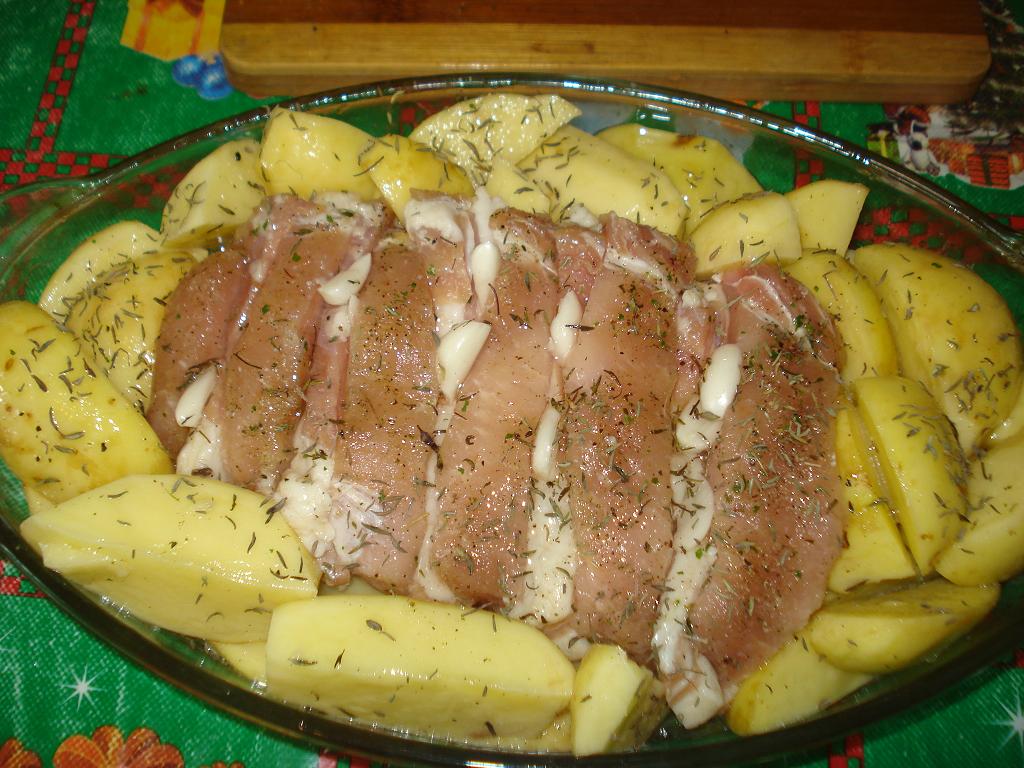 Muschiulet de porc impanat cu sunca si usturoi cu cartofi noi