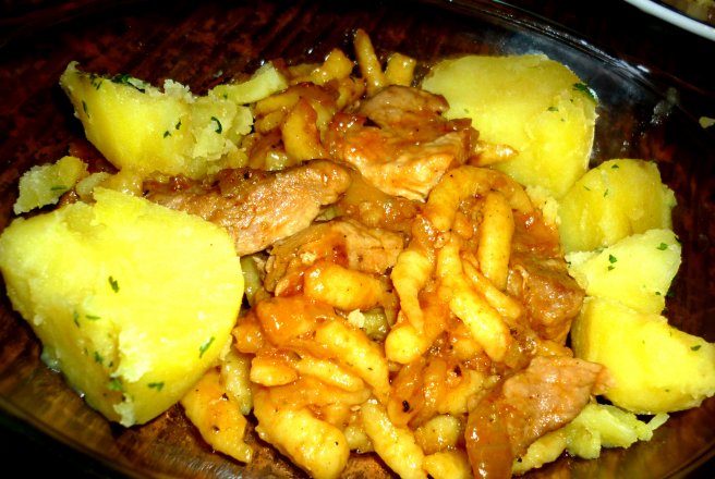 Carne de porc cu spätzle (galuscute din faina) si cartofi