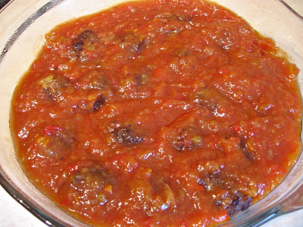 Chiftelute picante in sos, sub capac de piure de cartofi